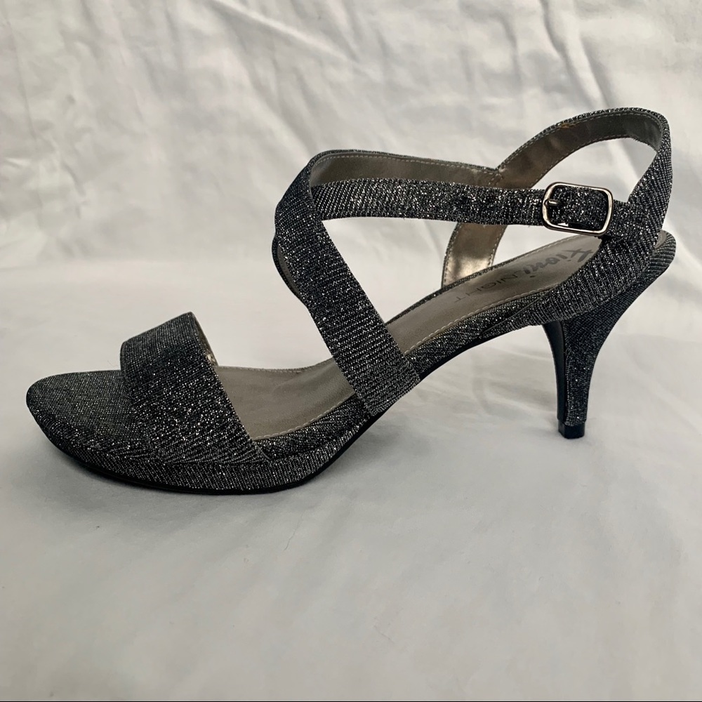 Silver Heels - Picture 4 of 7